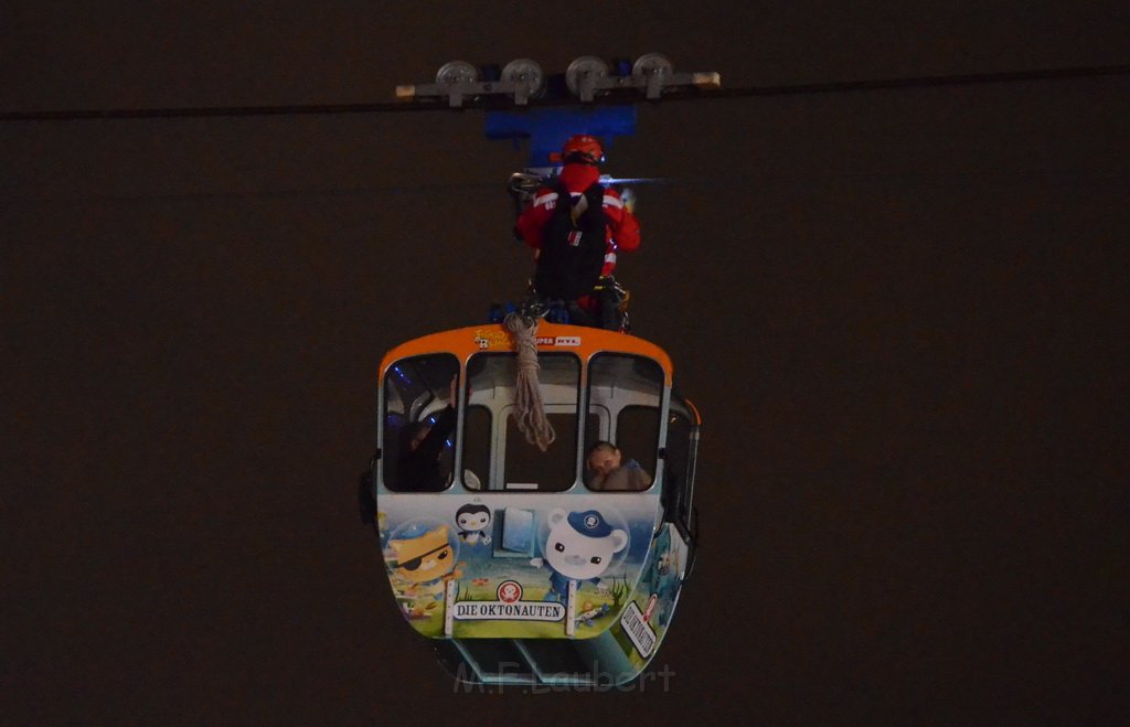 Einsatz BF Hoehenretter Koelner Seilbahn Hoehe Zoobruecke P2353.JPG